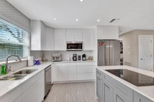 Dapur atau dapur kecil di Sunshine Villa - with Private Pool