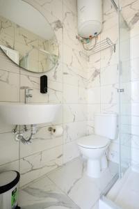 斯利马F8-2 Bedroom Ensuite Sliema的浴室里有马桶、洗手池和镜子。 更多16张照片