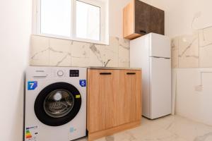 斯利马F8-2 Bedroom Ensuite Sliema的厨房配有洗衣机和冰箱。