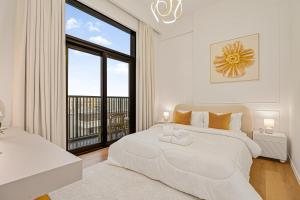 迪拜GV Holiday Homes DXB - Cozy 2BR Apartment in Town Square Dubai的一间带床和大窗户的白色卧室
