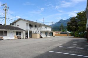 an empty parking lot in front of a white building at Park Motel in Hope