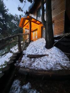 Casa Cabaña de Alquiler Turístico para Vacacionar con Familia o Amigos en San Martin de los Andes Capacidad 6 Personas ในช่วงฤดูหนาว