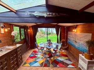 a room with a table and chairs in a cabin at Chalet front de mer in Pénestin