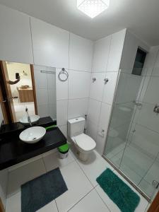 Ένα μπάνιο στο Apartamento no Iloa Residence