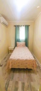 ein kleines Schlafzimmer mit einem Bett mit Fenster in der Unterkunft Ocean Bliss Apt 3-Quiet Retreat with Ocean View in Christchurch + 6 Fotos