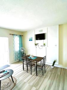 ein Wohnzimmer mit Esstisch und Stühlen in der Unterkunft Ocean Bliss Apt 3-Quiet Retreat with Ocean View in Christchurch