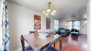 Χώρος καθιστικού στο Cool Stay Near Rapids Stadium Ideal for Sports Fans +10 φωτογραφίες