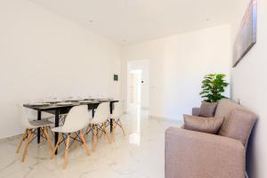 Posezení v ubytování F8-1 Sliema Spacious Room + 15 fotografií