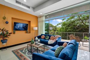 TV a/nebo společenská místnost v ubytování Beautifully Decorated In The Heart Of Town