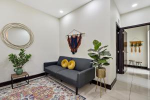 Posezení v ubytování Beautifully Decorated In The Heart Of Town + 17 fotografií