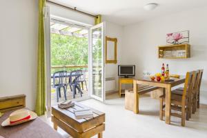 Et tv og/eller underholdning på Lagrange Vacances Les Terrasses du Lac + 10 billeder