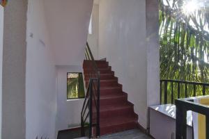 GoaにあるHotel O Sai Leelaの階段付きの家の階段