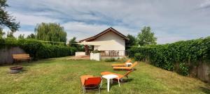 eine Gruppe von Stühlen und Tischen in einem Hof in der Unterkunft Casa Grande in Ghermăneşti