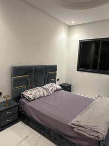 Ένα ή περισσότερα κρεβάτια σε δωμάτιο στο Appartement Mehdia vue sur mer