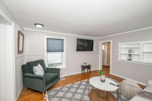 Χώρος καθιστικού στο The Covington Cottage Modern 2 BDR Charmer +33 φωτογραφίες