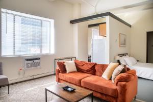 Η κουζίνα ή μικρή κουζίνα στο Westown Studio Apt Near Fiserv, Baird, and Theater District
