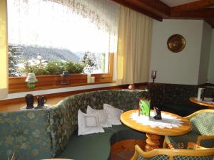 Nespecifikovaný výhled na hory nebo výhled na hory při pohledu z hotelu