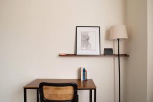escritorio con silla y lámpara en la pared en Westown Studio Apt Near Fiserv, Baird, and Theater District, en Milwaukee