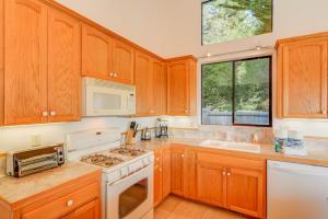 Kuchyň nebo kuchyňský kout v ubytování Pacific Splendor - Private Hot Tub With Views