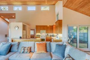 Posezení v ubytování Pacific Splendor - Private Hot Tub With Views