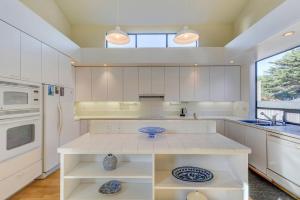 Kuchyň nebo kuchyňský kout v ubytování Neel Nirvana - Deck With BBQ & Community Pool