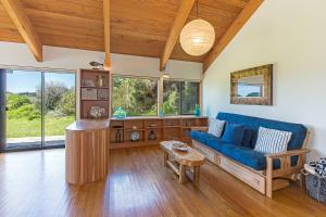 Posezení v ubytování Grateful Getaway with Fireplace and Scenic Views