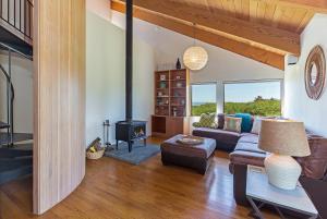 Posezení v ubytování Grateful Getaway with Fireplace and Scenic Views