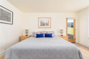 Postel nebo postele na pokoji v ubytování Sea Drifter - Stunning Apartment Home For 6 In Sea Ranch