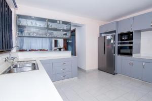 Η κουζίνα ή μικρή κουζίνα στο Daisy Katani Homes