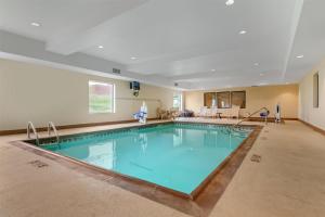 a large swimming pool in a hotel room at Best Western Plus Hiawatha Hotel in Hiawatha