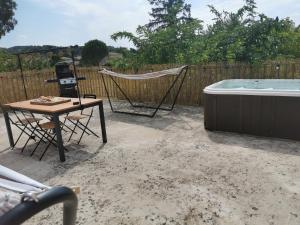 Fotografie z fotogalerie ubytování 50m2, 4 personnes , jacuzzi et sauna privatif v destinaci Piolenc
