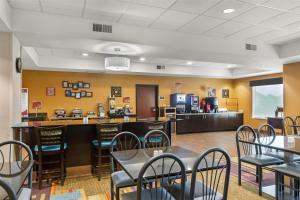a restaurant with tables and chairs and a counter at Best Western Plus Hiawatha Hotel in Hiawatha