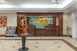 a lobby with a table with an orange sculpture on it at Best Western Plus Waxahachie Inn & Suites in Waxahachie