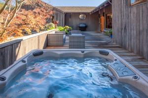 Fotografie z fotogalerie ubytování Serene 3 BDR Family Home With Hot Tub Mins to Shell Beach Trail v destinaci Sea Ranch