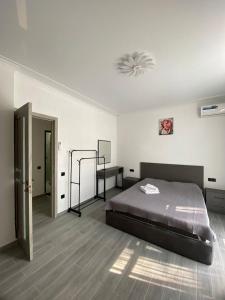 a bedroom with a large bed in a room at Magnetoria in Urekis Sadguri