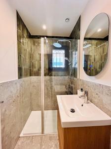 a bathroom with a sink and a shower at Suite Èze - Coliving, Parking & Breakfast in Cagnes-sur-Mer