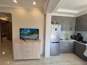 Кухня или мини-кухня в Elegant 2-bedroom apartment with a terrace
