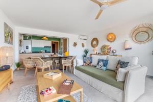 Les Griselles 3 Hauts Baie Orientale - Appart 1ch 4p vue MER的休息区