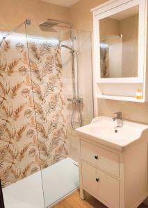 a bathroom with a shower and a sink at Ático en Toro - Parque de La Golosina in Toro