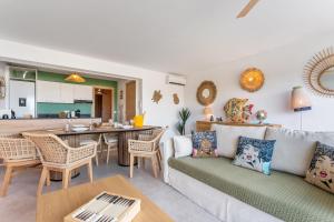 Les Griselles 3 Hauts Baie Orientale - Appart 1ch 4p vue MER的厨房或小厨房