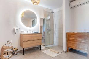 Les Griselles 3 Hauts Baie Orientale - Appart 1ch 4p vue MER的一间浴室