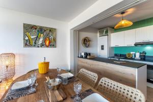 Les Griselles 3 Hauts Baie Orientale - Appart 1ch 4p vue MER的厨房或小厨房