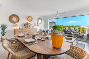 Les Griselles 3 Hauts Baie Orientale - Appart 1ch 4p vue MER的休息区