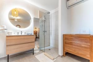 Les Griselles 3 Hauts Baie Orientale - Appart 1ch 4p vue MER的一间浴室