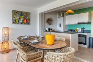 Les Griselles 3 Hauts Baie Orientale - Appart 1ch 4p vue MER的厨房或小厨房