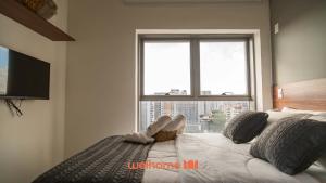 โทรทัศน์และ/หรือระบบความบันเทิงของ Studio em Vila Mariana com coworking no prédio