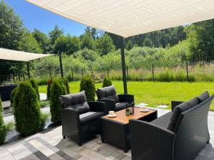 Zahrada ubytování MOJA DEBINA LUX 2, dom z pokojem dziennym, dwiema sypialniami i widokiem na las, blisko plaży