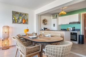 Les Griselles 3 Hauts Baie Orientale - Appart 1ch 4p vue MER的厨房或小厨房