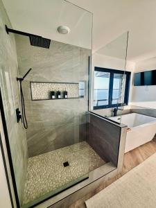 Η κουζίνα ή μικρή κουζίνα στο NEW Bay Shore Retreat Mins to Downtown TC 7345 +41 φωτογραφίες