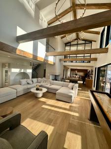 Χώρος καθιστικού στο NEW Bay Shore Retreat Mins to Downtown TC 7345